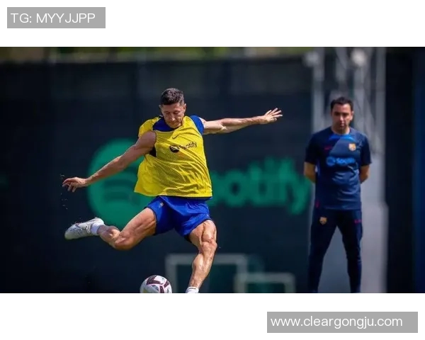 莱万领衔球队新征程展现无与伦比的进攻实力与团队合作精神